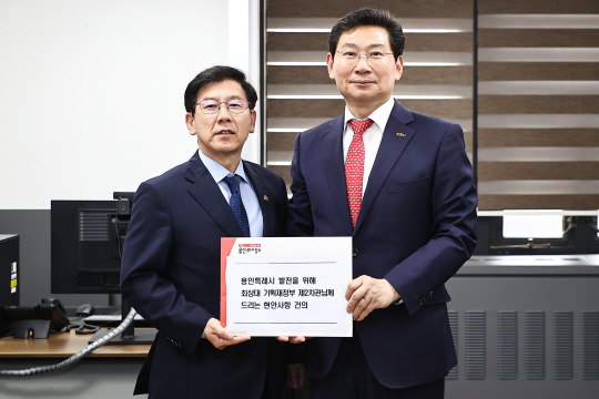 24일 서울 정부종합청사에서 이상일(오른쪽) 경기 용인시장이 최상대 기획재정부 제2차관을 만나 하수처리장 설치 등에 필요한 예산 지원을 요청하면서 기념촬영을 하고 있다. 용인시청 제공