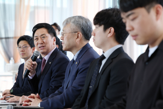 김기현(왼쪽 두 번째) 국민의힘 대표가 24일 오전 서울 동작구 숭실대학교에서 국민의힘 청년정책네트워크 ‘예비군 3권 보장’ 현장 정책 간담회에서 발언하고 있다. 연합뉴스