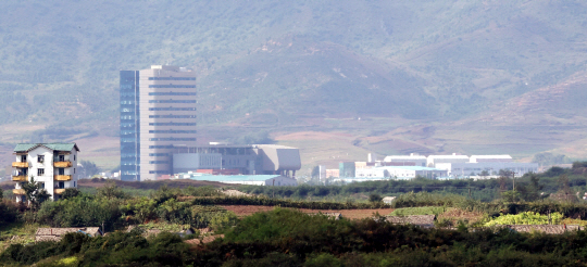 지난해 10월 4일 경기 파주시 판문점 3초소에서 북한 개성공단이 보이고 있다. 뉴시스