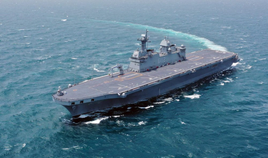 이달말 제주에서 실시하는 ‘이스턴 앤데버 23’ 훈련 일환으로 다국간 해양 차단훈련이 개최된다. 참관함이 될 해군의 대형수송함 마라도함(LPH, 1만4500t) 운항 모습. 해군 제공