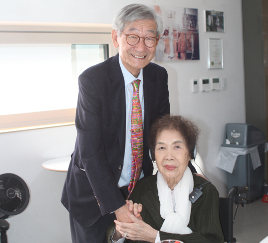 김남조 시인이 전시회 개막을 축하하기 위해 미술관을 찾은 김종규(왼쪽) 문화유산국민신탁 이사장 손을 잡고 반갑게 맞으며 포즈를 취하고 있다.