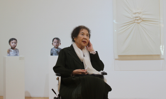 김남조 시인이 23일 개막한 2023년 김세중미술관 기획전 ‘얼굴은 말한다’전에 참석, 전시 작품을 배경으로 축사를 하고 있다.