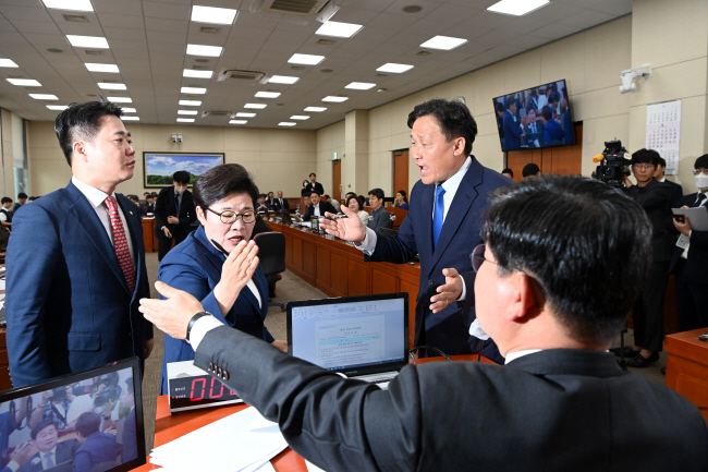 24일 오전 국회 환경노동위원회 전체회의에서 ‘노란봉투법’ 본회의 직회부를 시도하려고 하자 임이자(왼쪽 두 번째) 환노위 여당 간사와 지성호(〃첫 번째) 국민의힘 의원이 전해철(〃네 번째) 위원장에게 항의하고 있고, 김영진(〃세 번째) 더불어민주당 간사가 반박하고 있다. 윤성호 기자