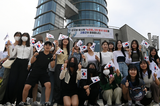 한국형발사체 누리호의 3차 발사를 앞둔 24일 오전 전남 고흥군 나로우주센터의 우주발사전망대 앞에서 부산 대덕여고 학생들이 태극기를 흔들며 성공을 기원하고 있다. 백동현 기자