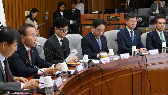 윤재옥(왼쪽 두 번째) 국민의힘 원내대표가 24일 오전 국회에서 열린 ‘공공질서 확립과 국민 권익 보호를 위한 당정협의회’에 참석해 모두발언을 하고 있다. 왼쪽부터 이철규 사무총장, 윤 원내대표, 한동훈 법무부 장관, 강승규 대통령실 시민사회수석, 한창섭 행정안전부 차관, 윤희근 경찰청장. 윤성호 기자