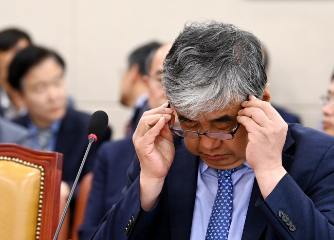 이르면 이번 주중 면직 처리가 예상되는 한상혁 방송통신위원장이 24일 오전 국회 과학기술정보방송통신위원회 전체회의에 참석해 안경을 고쳐 쓰고 있다. 윤성호 기자