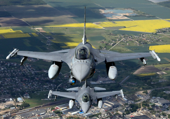 포르투갈 공군 소속 F-16 전투기 2대가 23일 리투아니아 북부 샤울레이에서 나토(북대서양조약기구) 발트해 공중감시 임무를 수행하고 있다. 이날 유럽연합(EU)은 폴란드 등에서 우크라이나 공군 조종사들에 대한 F-16 비행 훈련이 시작됐다고 밝혔다. AFP 연합뉴스