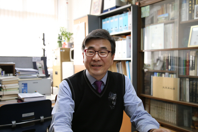 취임 석 달을 맞은 김덕호 국어문화원연합회장은 “많은 사회적 문제들이 ‘언어’에서 비롯된다”면서 “모두가 통하는 ‘쉬운 우리말’에 해결 실마리가 있다”고 말했다. 국어문화원연합회 제공