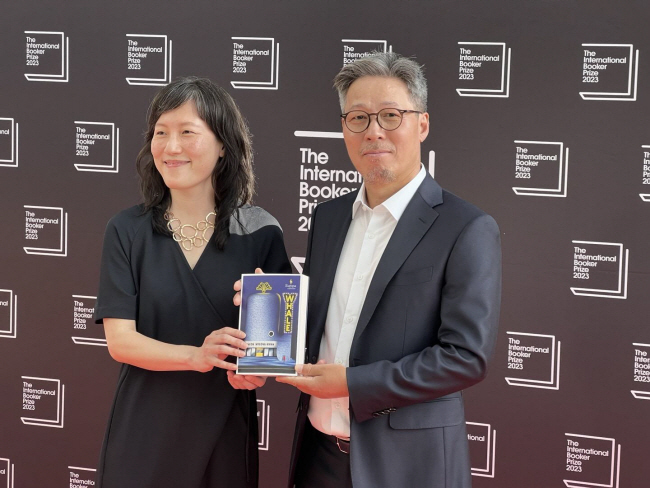 23일 부커상 시상식에 참석한 천명관(오른쪽) 작가와 김지영 번역가. 연합뉴스