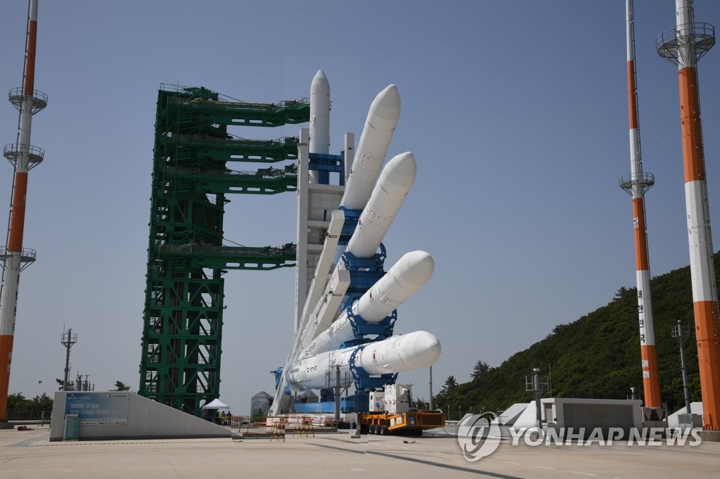 한국형 발사체 누리호(KSLV-Ⅱ)가 3차 발사를 하루 앞둔 23일 오전 전남 고흥군 나로우주센터에 누리호 발사대 기립 및 고정작업이 진행되고 있다.과학기술정보통신부에 따르면 누리호 기립 작업은 11시 33분 완료됐으며 오후에는 누리호에 전원과 연료, 산화제 등 추진제를 충전하기 위한 발사대 연결과 추진제가 새지 않을지 확인하는 기밀점검 등 발사 준비작업을 수행할 예정이다. 2023.5.23 [한국항공우주연구원 제공. 재판매 및 DB 금지] photo@yna.co.kr