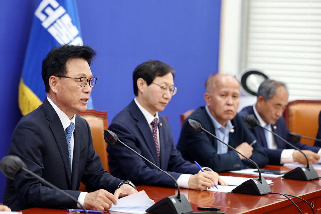 박광온(왼쪽) 더불어민주당 원내대표가 25일 오전 국회에서 열린 정책조정회의에 참석해 발언을 하고 있다. 왼쪽부터 박 원내대표, 김성주·이용우·윤준병 의원. 연합뉴스
