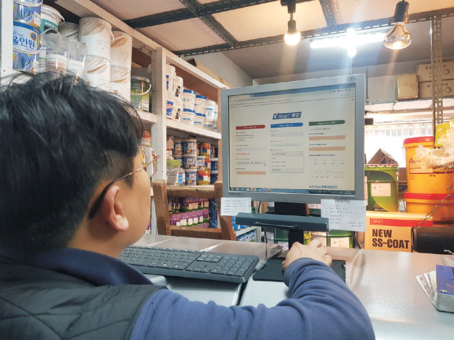 KCC 대리점에서 K-SMART 시스템을 활용하는 모습.  KCC 제공