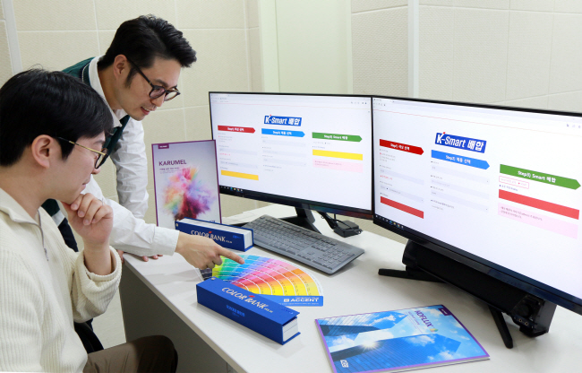 KCC 직원들이 세계 페인트 업계 최초로 개발한 인공지능(AI) 기반 K-SMART 시스템을 이용해 색상 배합을 시험하고 있다.  KCC 제공