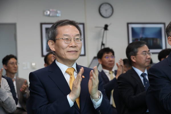 이종호 과학기술정보통신부 장관이 25일 누리호 3차 발사 재시도가 성공적으로 진행되자 화면을 보며 박수를 치고 있다. 한국항공우주연구원 제공