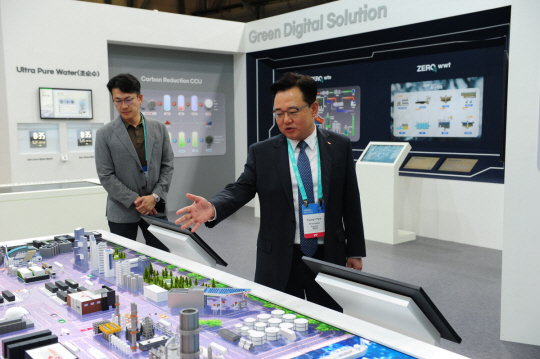 박경일(오른쪽) SK에코플랜트 사장이 25일 부산 벡스코에서 열린 제1회 기후산업국제박람회에서 SK에코플랜트의 에너지·환경 사업 역량이 집약된 디지털 디오라마 ‘그린시티’를 소개하고 있다. SK에코플랜트 제공