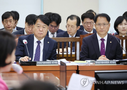지난 16일 오전 국회에서 열린 행정안전위원회 전체회의에서 박찬진(오른쪽) 중앙선거관리위원회 사무총장과 송봉섭 사무차장(왼쪽)이 국민의힘 조은희 의원으로부터 자녀특혜 채용 의혹과 관련한 질의를 받고 있다. 연합뉴스
