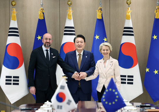 윤석열 대통령이 22일 서울 용산 대통령실 청사에서 열린 한-EU 정상회담에서 샤를 미셸(맨 왼쪽) EU 상임의장, 우르줄라 폰 데어 라이엔 EU 집행위원장과 기념촬영하고 있다.