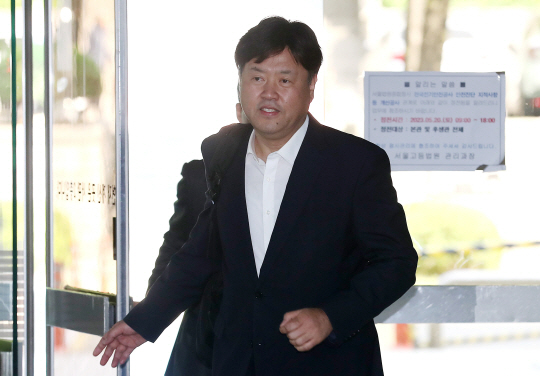 김용 전 민주연구원 부원장이 지난 11일 오전 서울 서초구 서울중앙지법에서 열린 공판에 출석하고 있다. 연합뉴스