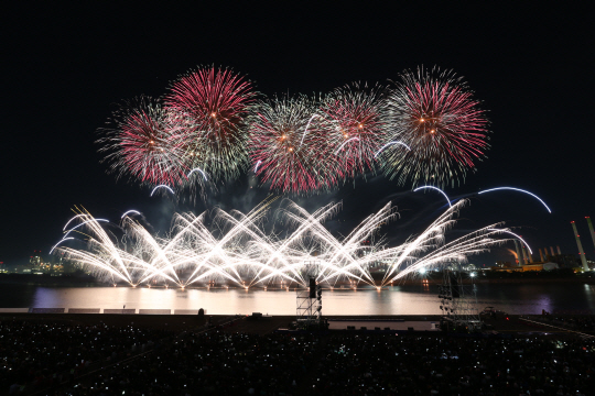 지난 2019년 6월 경북 포항시 형산강체육공원 일대에서 열린 포항국제불빛축제 장면. 포항시청 제공