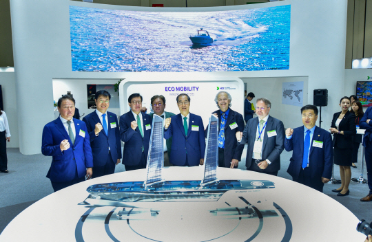 이상균(왼쪽 두번째) HD현대중공업 사장과 한덕수(왼쪽 다섯번째) 국무총리 등 2023 기후산업국제박람회 참석자들이 HD현대 부스에서 기념 사진을 찍고 있다. HD현대중공업 제공