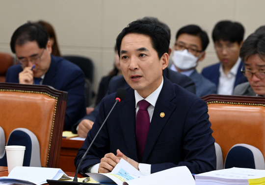 박민식 국가보훈부 장관 후보자가 지난 22일 서울 여의도 국회 정무위 회의실에서 열린 인사청문회에서 질의에 답하고 있다. 윤성호 기자
