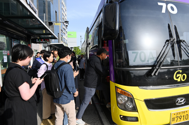 26일 오전 경기 김포시 풍무역 인근 버스정류장에 운행 횟수를 늘린 70번 버스가 정차하고 있다. 이날은 김포골드라인 혼잡의 주 해법으로 제시된 개화∼김포공항 구간 버스전용차로 개통 첫날이다. 윤성호 기자