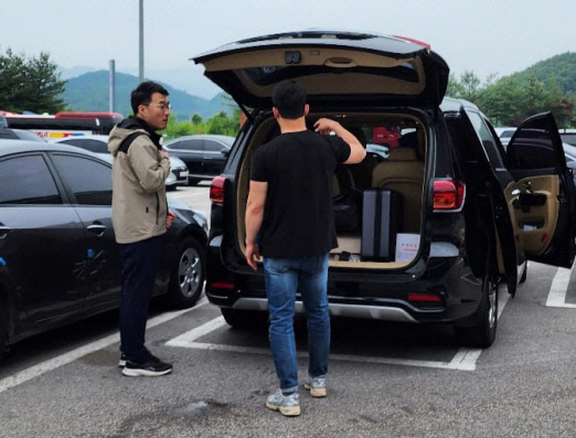 ‘코인 논란’이 불거진 이후 더불어민주당을 탈당한 김남국(왼쪽) 의원이 잠행을 이어가고 있는 가운데 지난 18일 김 의원이 가평휴게소에서 포착됐다며 배승희 변호사가 공개한 사진. 배 변호사 페이스북 캡처