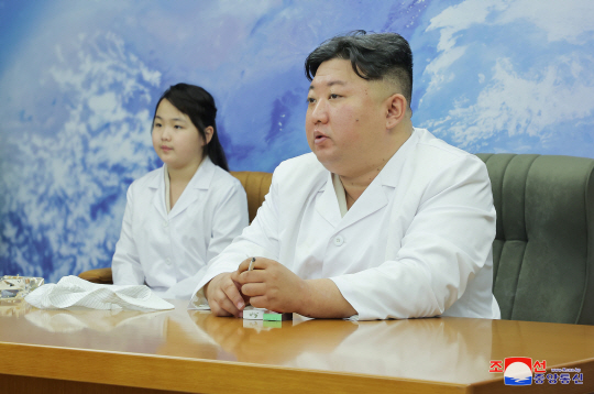 북한 김정은 국무위원장이 정찰위성 발사준비위원회 사업을 현지 지도했다고 조선중앙통신이 5월 17일 보도했다. 통신은 "김정은 동지께서 5월 16일 비상설위성발사준비위원회 사업을 현지에서 지도하셨다"며 "위원회의 차후 행동계획을 승인하셨다"고 밝혔다. 한편 이날 현지 지도에는 김 위원장의 딸 김주애가 지난달 우주개발국에 이어 동행했다. 연합뉴스
