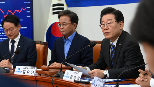 이재명(오른쪽) 더불어민주당 대표가 26일 오전 최고위원회의에 앞서 열린 강원특별자치도 출범 기념행사에 참석해 발언하고 있다. 왼쪽부터 허영(강원 춘천·철원·화천·양구갑) 의원, 김우영 강원도당위원장.   곽성호 기자