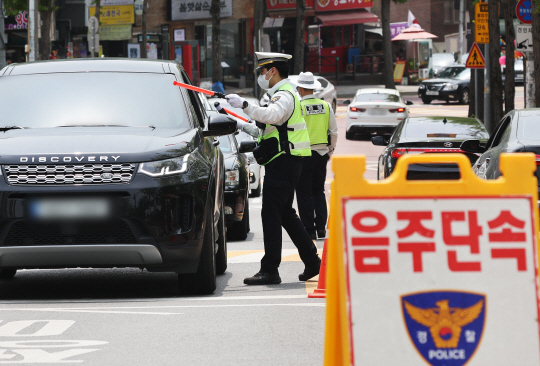 지난달 30일 오후 경기 수원시 광교산 입구에서 경찰이 행락지 및 스쿨존 음주단속을 하고 있다. 연합뉴스