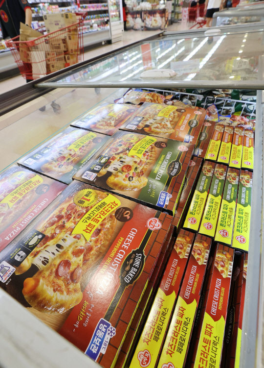 고물가로 가계 운용 부담이 커지고 있다. 서울의 한 대형마트에 냉동 피자가 진열돼 있다. 외식 물가 상승으로 치킨과 피자도 집에서 간편식으로 해결하는 사람들이 늘고 있는 추세다.연합뉴스