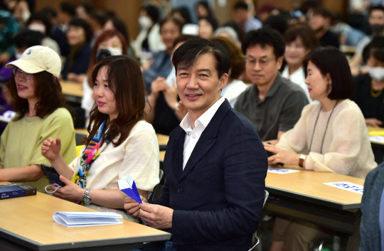 조국 전 법무부 장관이 지난 26일 대구 북구 엑스코에서 열린 ‘법 고전 산책‘ 북콘서트에 참석해 자리에 앉아 있다. 뉴시스