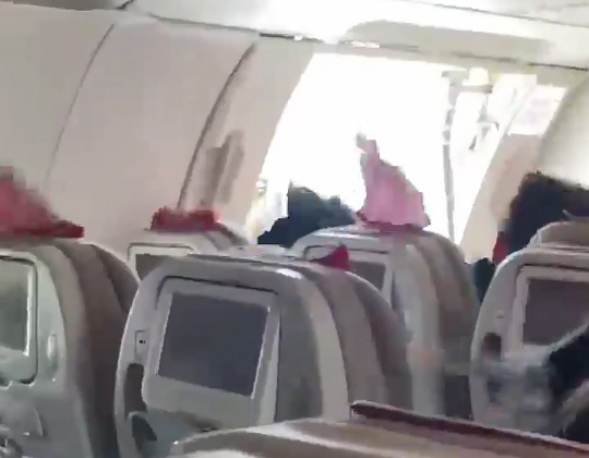 지난 26일 오전 11시 49분 제주공항을 출발한 아시아나항공 여객기가 12시 45분 대구공항에 착륙하기 직전 출입문이 갑자기 열리는 사고가 발생했다. 연합뉴스·독자 제공
