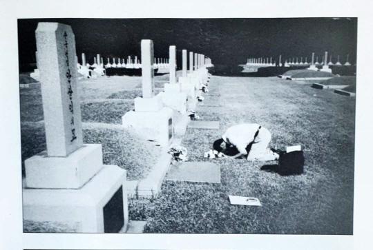 2006년 최재형 선생의 허묘를 참배하는 후손 최 발렌틴. 애국지사묘역 108번 선생의 묘소는 ‘가짜 유족’ 사건으로 멸실 처리됐다. 부선생의 부인 유해를 모셔와 부부합장 묘로 복원사업이 추진 중이다. 독립운동가최재형기념사업회 제공