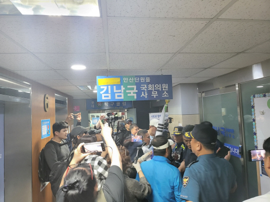 안산 단원구의 김남국 의원 사무실. 이래진씨 페이스북 캡처
