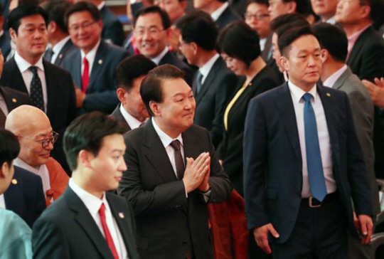 윤석열 대통령이 27일 오전 서울 종로구 조계사에서 열린 불기 2567년 부처님 오신 날 봉축법요식에 입장하며 합장하고 있다.연합뉴스