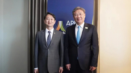 26일(현지시간) 회동한 안덕근(왼쪽) 통상교섭본부장과 왕원타오 중국 상무부장.연합뉴스