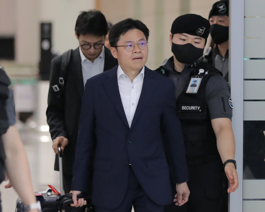 후쿠시마 원전 전문가 현장시찰단장인 유국희 원자력안전위원회 위원장이 현지 시찰을 마치고 26일 오후 귀국해 인천국제공항을 빠져나오고 있다.뉴시스