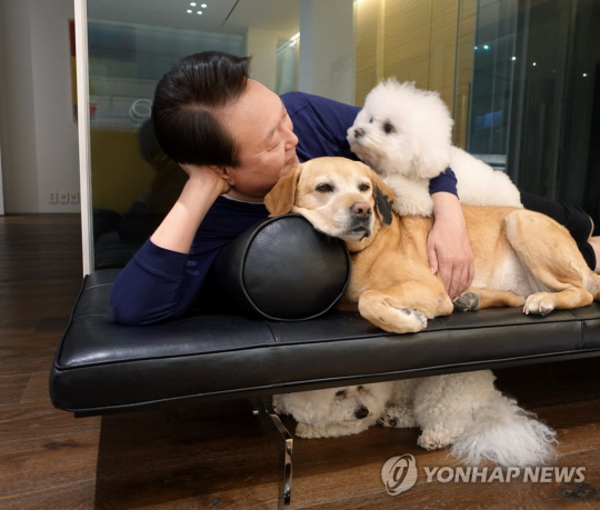 3월 13일 관저에서 반려견과 휴식을 취하고 있는 윤석열 대통령. 대통령실은 윤석열 정부 출범 1주년을 기념해 이 사진을 포함 115장의 사진이 담긴 ‘국민과 함께 시작한 여정’이라는 제목의 사진집을 출간했다고 27일 밝혔다.연합뉴스