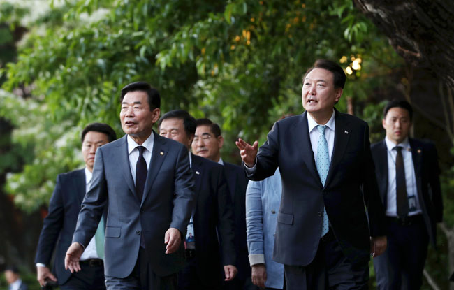 윤석열 대통령과 김진표 국회의장이 지난 12일 청와대에서 대화를 나누며 이동하고 있다. 연합뉴스