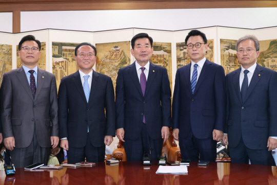 김진표 국회의장이 지난 11일 오전 국회에서 열린 의장 주재 여야 원내대표 회동에서 여야 원내대표단과 기념촬영하고 있다. 왼쪽부터 국민의힘 이양수 원내수석부대표, 윤재옥 원내대표, 김 의장, 더불어민주당 박광온 원내대표, 송기헌 원내수석부대표.연합뉴스