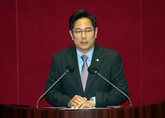 박수영 국민의힘 의원이 지난 4월 12일 오후 서울 여의도 국회 본회의장에서 열린 제405회국회(임시회) 제3차 국회의원 선거제도 개선에 관한 결의안 심사를 위한 전원위원회에서 발언하고 있다. 뉴시스