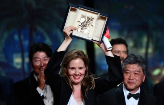 제76회 칸국제영화제에서 ‘아나토미 오브 어 폴’로 황금종려상을 수상한 프랑스 여성 감독 쥐스틴 트리에.(AFP 연합뉴스)