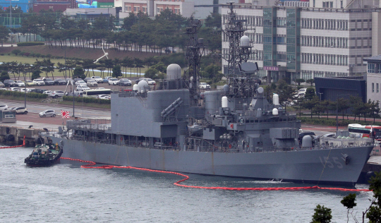 일본 해상자위대 호위함 ‘하마기리함’이 욱일기를 닮은 자위함기를 게양한 채 29일 오전 부산 남구 해군작전사령부 부산기지에 정박해 있다. 이 함정은 오는 31일 한국이 주최하는 다국적 해양차단훈련 ‘이스턴 앤데버23’에 참가할 예정이다. 연합뉴스