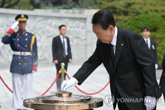 윤석열 대통령이 정부 출범 1주년인 지난 10일 서울 동작구 국립서울현충원을 찾아 현충탑에 분향하고 있다. 6월5일 국가보훈부 출범 계기 서울현충원 관리, 운영이 국방부에서 보훈부로 이관된다. 대통령실통신사진기자단