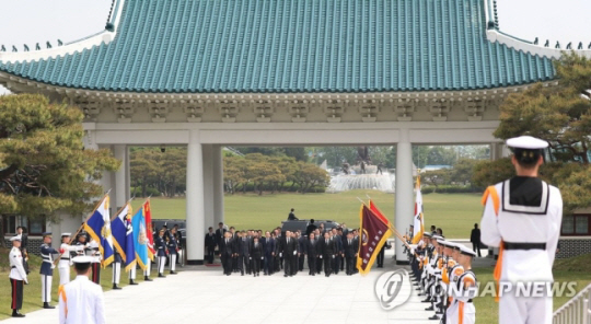 윤석열 대통령이 정부 출범 1주년인 지난 10일 서울 동작구 국립서울현충원을 찾아 참배하고 있다. 서울현충원이 국가보훈부 출범을 계기로 미국 앨링턴국립묘지처럼 보훈문화 성지로 거듭난다. 대통령실통신사진기자단