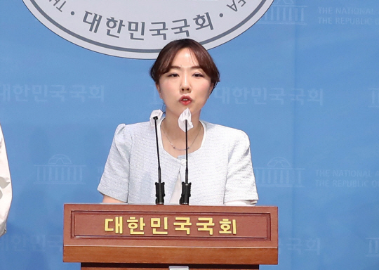 양소영 더불어민주당 전국대학생위원장이 지난 12일 서울 영등포구 국회에서 17개 시도당 대학생위원회 관계자들과 당내 혁신 촉구 기자회견을 하고 있다. 뉴시스