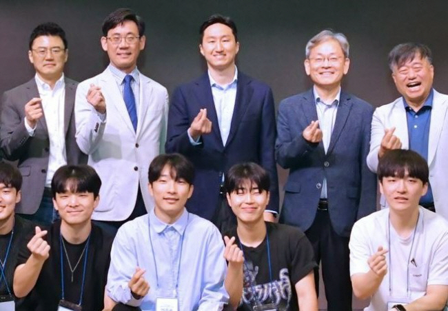 정기선(사진 뒷줄 가운데) HD현대 사장이 지난 26일 경기 성남시 GRC에서 열린 ‘커리어 멘토링’ 행사에서 참석자들과 함께 손가락 하트를 만들며 기념촬영을 하고 있다. HD현대 제공