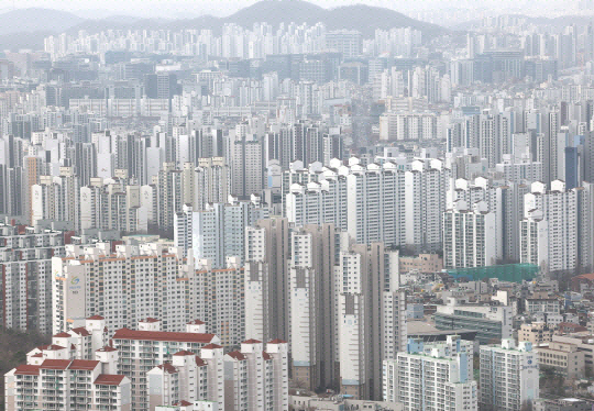 서울 여의도 63스퀘어 전망대에서 바라본 도심 아파트의 모습. 연합뉴스