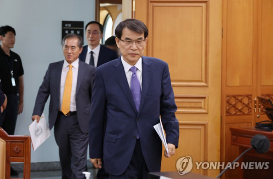 노태악 중앙선거관리위원장이 31일 오후 경기 과천시 중앙선거관리위원회 청사에서 고위직 간부들의 자녀 특혜 채용 관련 대책을 마련하기 위해 열린 긴급 위원회의에 참석하고 있다. 연합뉴스